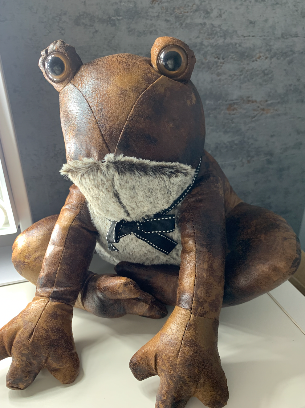 FAUX LEATHER SITTING FROG DOORSTOP
